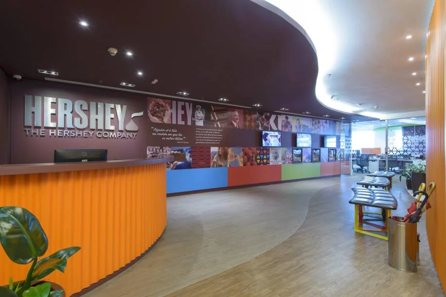 Recepção corporativa da Hershey, obra de instalações elétricas e sistemas executada pela RP7